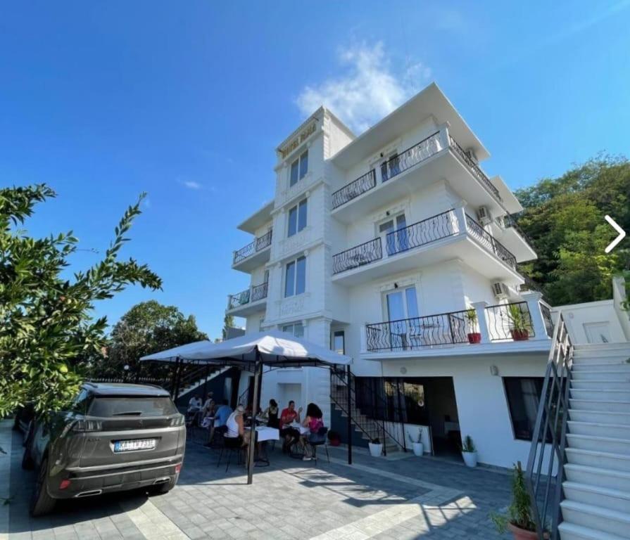 Hotel Fama Škalngur Exteriör bild